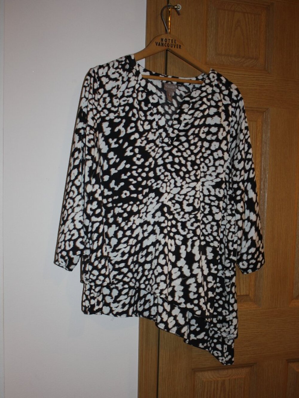 Chico's V Neck Tunic in Leopard Print size 3 XL Long Sleeve